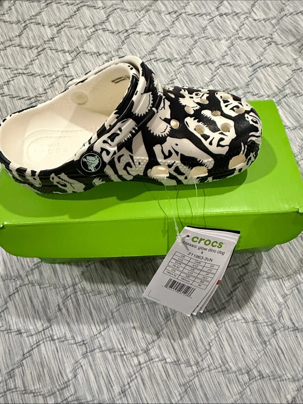 🦖 Crocs Classic Glow Dino Clog – Niño talla 12